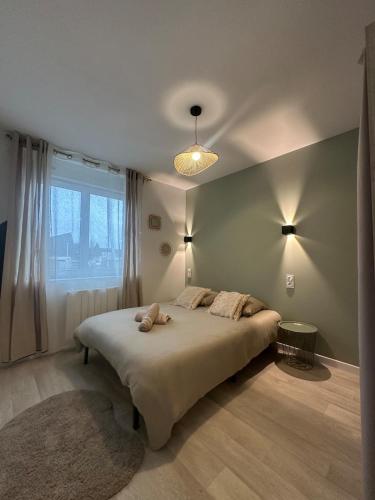 Postel nebo postele na pokoji v ubytování Le Secret Sauge - Calm & Charming - Centre ville