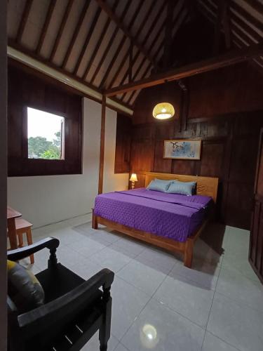 Postel nebo postele na pokoji v ubytování Breeze and Blossom Cottage Maguwo