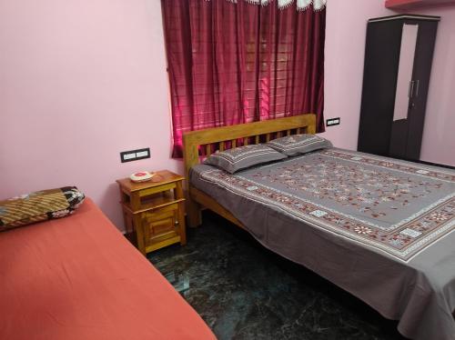 Ένα ή περισσότερα κρεβάτια σε δωμάτιο στο Omkar homestay