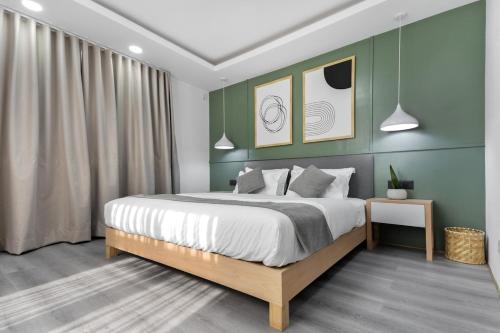 Ένα ή περισσότερα κρεβάτια σε δωμάτιο στο Cosy 1 Bedroom Studio with King Bed Kitchenet in Central Kathmandu with Terrace