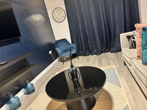 Fotografie z fotogalerie ubytování Corporate 3 bedroom home with free parking sleeps 7 v destinaci Slades Green