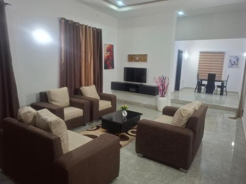 TV a/nebo společenská místnost v ubytování Serene Service Apartment in the heart of Rayfield