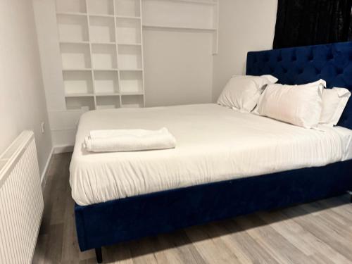 Postel nebo postele na pokoji v ubytování Corporate 3 bedroom home with free parking sleeps 7