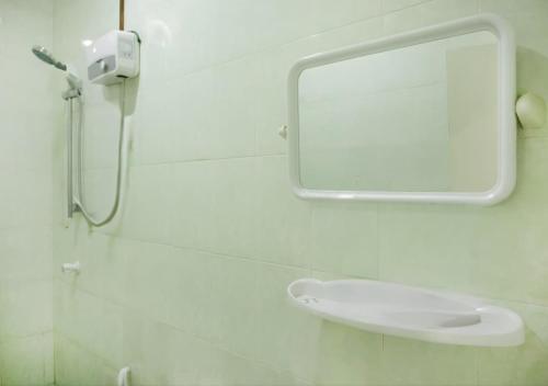 呼拉Exclusive Seaside 3-Bedroom Home的浴室墙上的镜子