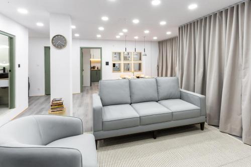 Χώρος καθιστικού στο Premium 2 Bedroom Apartment in Central Kathmandu Close to Airport & Thamel 4