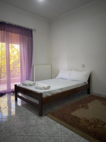 Postel nebo postele na pokoji v ubytování Άνετη Κατοικία για Απόδραση στη Λίμνη Πλαστήρα