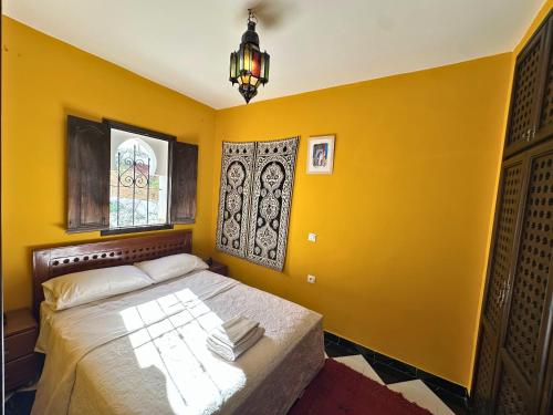 Giường trong phòng chung tại Traditional house with panoramic terrace