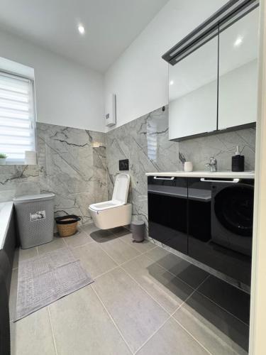 Ένα μπάνιο στο Apartament Bors
