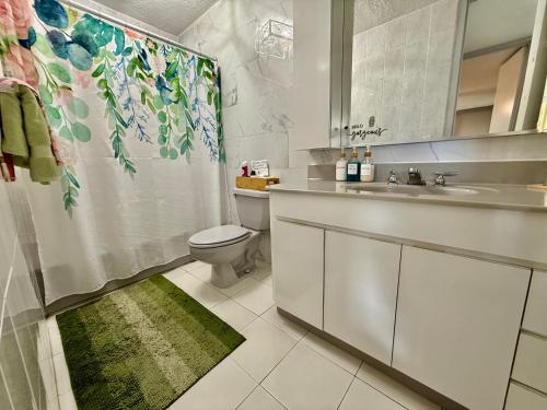 ein Badezimmer mit Waschbecken, Toilette und Dusche in der Unterkunft Feeling Tip’Sea in San Juan