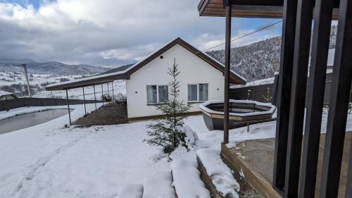 Nespecifikovaný výhled na hory nebo výhled na hory při pohledu z prázdninového domu