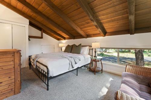 una camera da letto con un letto grande e una finestra di 2 Landrise a Sunriver