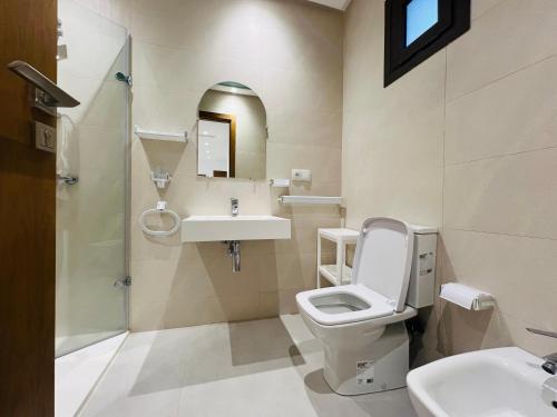 a bathroom with a toilet and a sink at Colina Smir par Immo Marina Vacances de Rêve B1-10 in Oulad Akkou