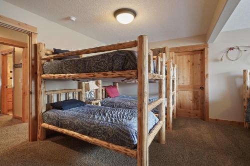 a bedroom with two bunk beds in a cabin at 5 Vine Maple in Sunriver