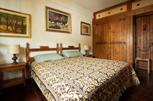 ein Schlafzimmer mit einem Bett und einer Holztür in der Unterkunft - 5 min Impianti da Sci - Appartamento in Residence in Pescasseroli