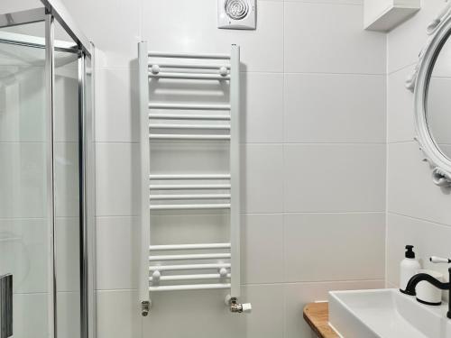 une salle de bain avec douche et lavabo dans l'établissement Boerderijhuisje 22 - Landelijk logeren bij Sneek, à Loënga