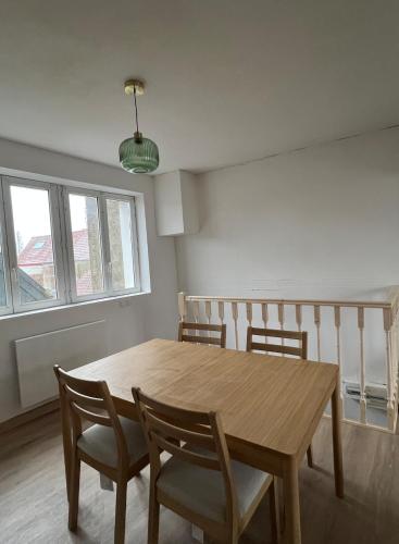 阿拉斯La Coloc'的配有木桌椅的餐厅