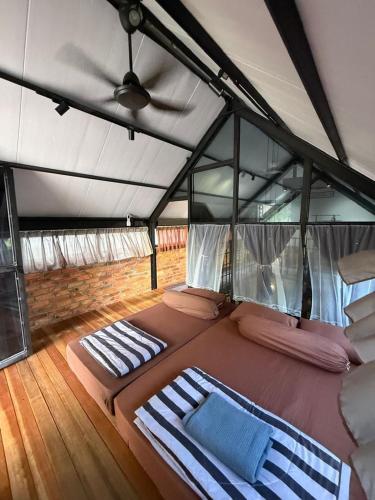 un grand lit au milieu d'une tente dans l'établissement Kurie Redbrick House, à Balik Pulau