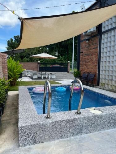 - une piscine avec deux rails métalliques dans la cour dans l'établissement Kurie Redbrick House, à Balik Pulau