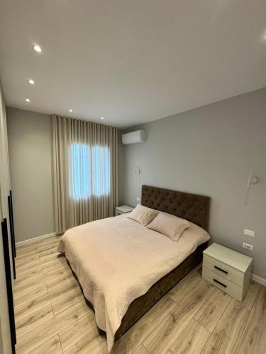 une chambre avec un grand lit et une fenêtre dans l'établissement D&E Cozy Stay, à Sauk