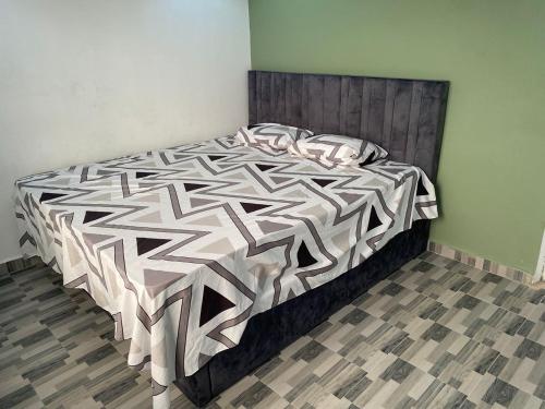 Ένα ή περισσότερα κρεβάτια σε δωμάτιο στο St Miriam Park Apartments