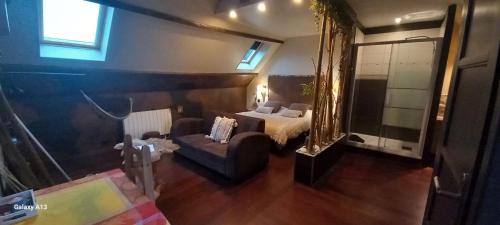 um quarto com uma cama, um sofá e um espelho em chambres d hotes ,hotel ,Secret d'une Nuit a vicq prės de onnaing,avec piscine em Valenciennes