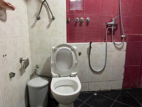 un bagno con wc e doccia con specchio di Caspian Hostel a Baku