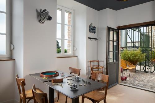 een eetkamer met een tafel en stoelen bij Maison d'hôtes La Chevalée in Hautvillers
