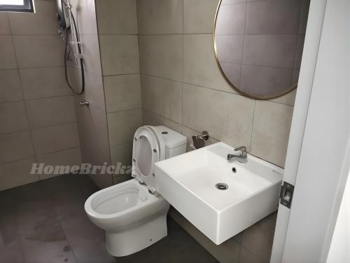 Ένα μπάνιο στο M Luna Residence by Homebrickz
