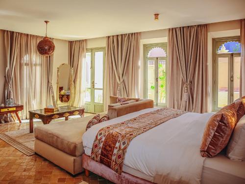 Ένα ή περισσότερα κρεβάτια σε δωμάτιο στο Kasbah La Moun Luxury Riad & Spa