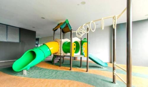 - une aire de jeux avec toboggan dans une pièce dans l'établissement SKS Pavillion Residences, à Johor Bahru