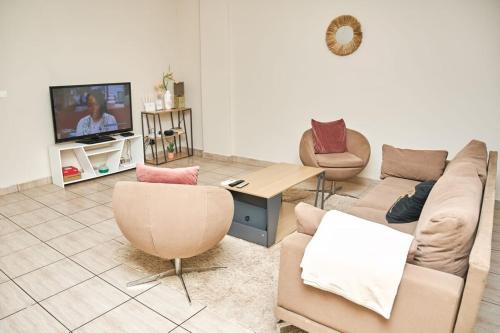 Μια τηλεόραση ή/και κέντρο ψυχαγωγίας στο "Au 4ème Ciel" Refuge Librevillois Calme et Cosy 1chbre 4e étage avec ascenseur Près de l'aéroport