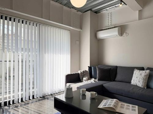 un soggiorno con un divano e un tavolo di b hotel Komachi 1 BR Apt Free Breakfast Included a Hiroshima