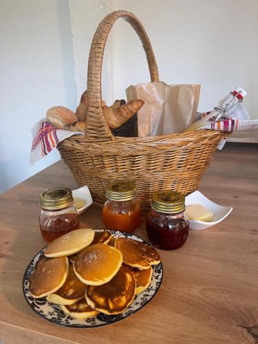 ein Teller Pfannkuchen mit Marmelade und ein Brotkorb in der Unterkunft Gites Airial cazalas in Argelouse