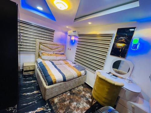 Un dormitorio con una cama, un lavabo y un espejo. en DreamBay Homes, en Isheri-Olofin