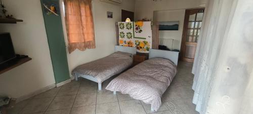 Il comprend une cuisine équipée de 2 lits et d'un réfrigérateur. dans l'établissement Kounis Villa, à Chalcis