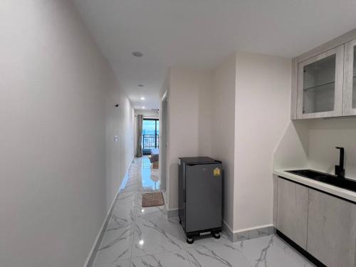 eine Küche mit einem Kühlschrank mitten im Raum in der Unterkunft STAY 27th in Phnom Penh