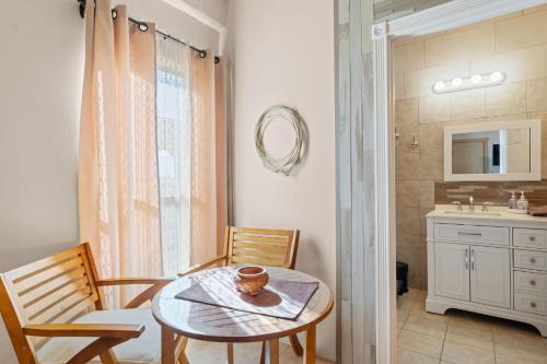 eine Küche mit Tisch und Stühlen und einer Spüle in der Unterkunft Star Ranch Lodging in Wickenburg