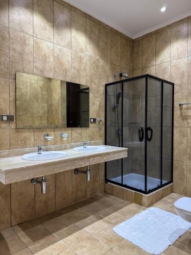 Ένα μπάνιο στο Executive 2 Bedrooms Apartment for Shortlet