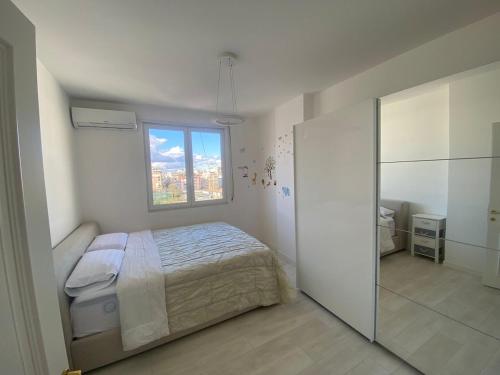 Ένα ή περισσότερα κρεβάτια σε δωμάτιο στο Cozy Apartment with Lake View