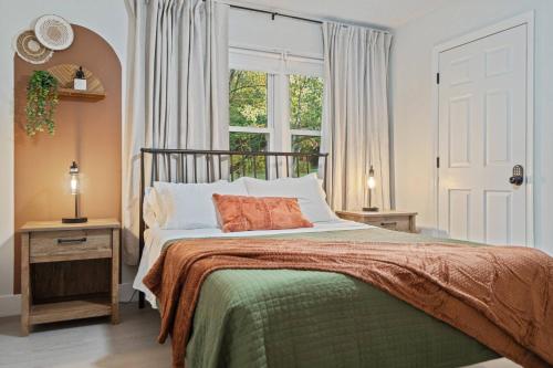 Postel nebo postele na pokoji v ubytování ShenandoahEscape~HotTub~OutdoorCinema~DogFriendly