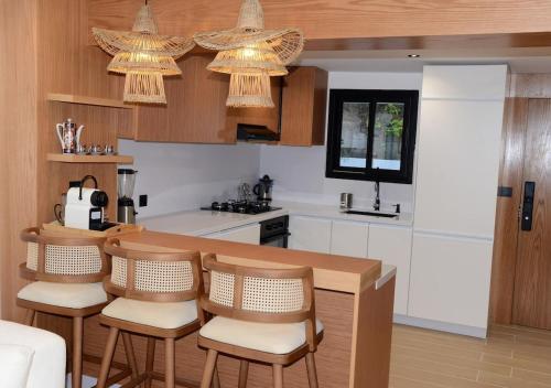 una cucina con tavolo, sedie e bancone di duplex bord de mer résidence restinga smir a Restinga Smir