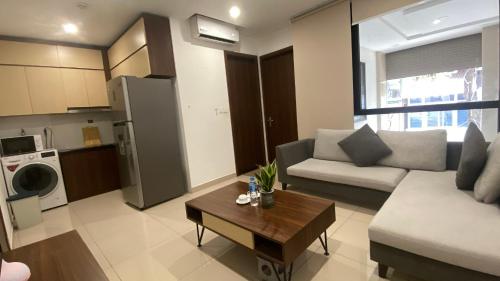 ein Wohnzimmer mit einer Couch und einem Couchtisch in der Unterkunft Wins Apartment in Hanoi