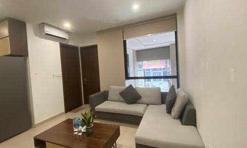 ein Wohnzimmer mit Sofa und Tisch in der Unterkunft Wins Apartment in Hanoi