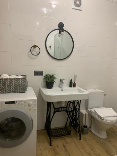 Koupelna v ubytování Royal Kamianets Apartment , центр Старого міста , 100м до Ратуші , вид на сквер та історичний центр