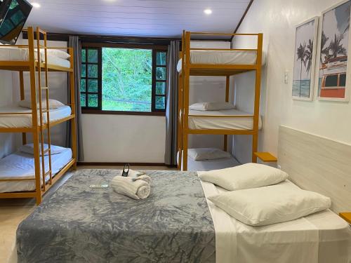 a room with bunk beds with a bed and a window at Lonier Villa Inn Economic in Abraão