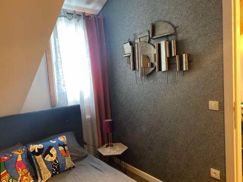 科帕奥尼克Аpartman 511 Zupa的一间卧室，里面有一张床和一扇窗户。