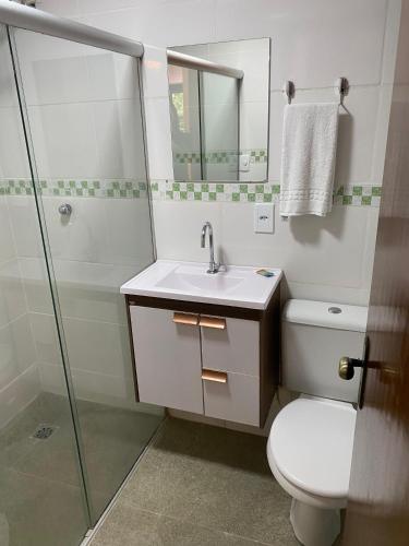 a bathroom with a sink and a toilet and a shower at Lonier Villa Inn Economic in Abraão