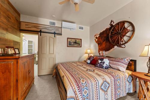 ein Schlafzimmer mit einem Bett mit einem Holzrad an der Wand in der Unterkunft Star Ranch Lodging in Wickenburg