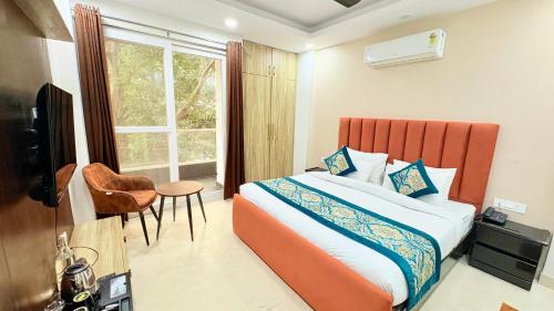 una habitación de hotel con una cama y una ventana en The Nuvon Residency CR Park, en Nueva Delhi