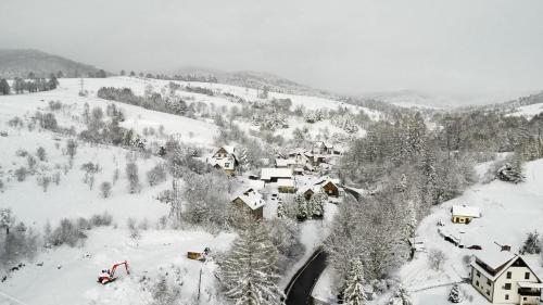 穆希纳ZŁOCKIE HILL spa的雪覆盖的村庄的空中景观